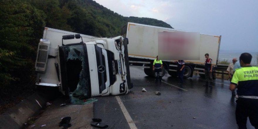 Alaplı’da Nakliye Aracı Devrildi