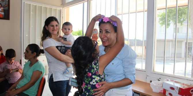 Efelerli Minikler Annelerini Taçlandırdı
