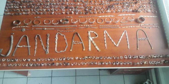 4 Kilogram Takıyı Çalarken Kameralara Takıldılar