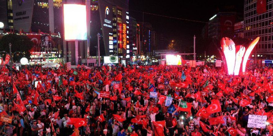 Başkan Gökçek, Canlı Yayından 15 Temmuz Kızılay Meydan’ındaki Vatandaşlara Hitap Etti