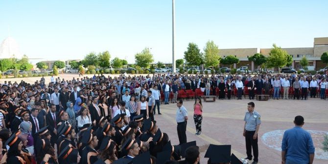 Fen-edebiyat Fakültesinde Mezuniyet Sevinci