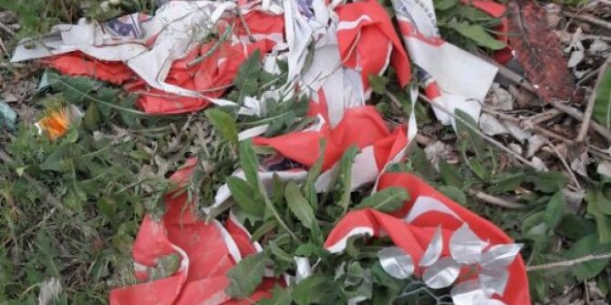 Çöpe Atılan Türk Bayrakları Tepki Topladı