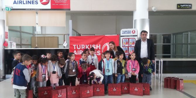 Minik Öğrenciler Havalimanını Gezdi