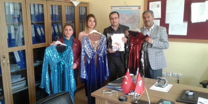 Ak Parti İlçe Başkanı Çevik’ten Folklor Ekine Kıyafet Desteği