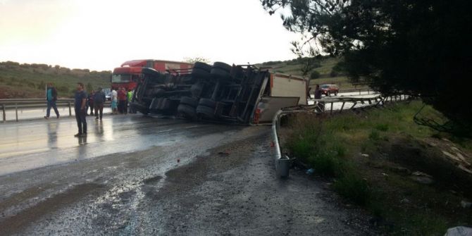 Kula’da Tır Devrildi: 1 Yaralı