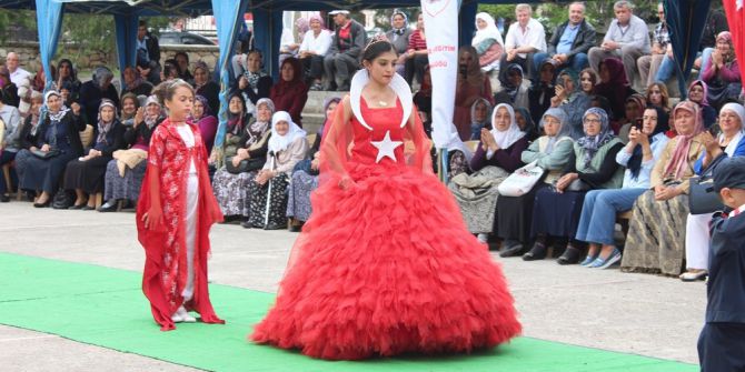 Denizli’de Ki Sergide, Al Bayraklı Gelinlik Büyük Beğeni Topladı