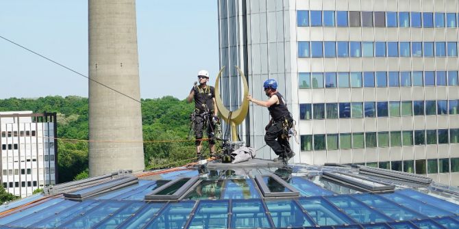 Köln Ditib Merkez Camii’nin Hilalleri Takıldı