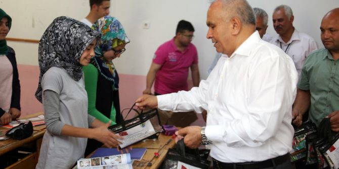 Erdemli Belediyesi’nden Öğrencilere Temizlik Seti