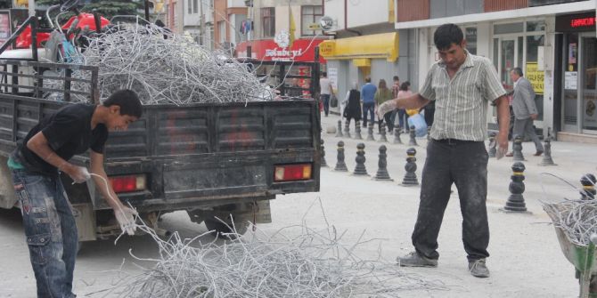 Belediyenin Yol Çalışması Hurdacılara Ekmek Kapısı Oldu