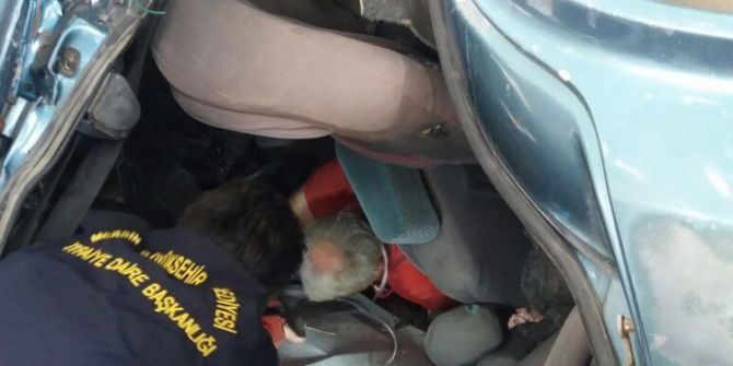Araçta Sıkışan Sürücü İtfaiye Ekiplerince Kurtarıldı