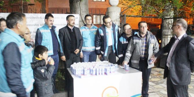 Cami Cemaatine Süt İkramı