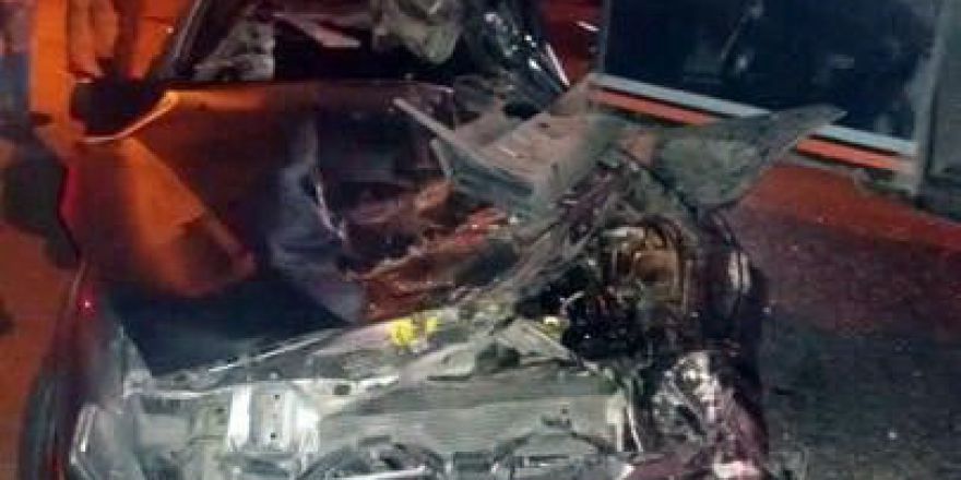 Otomobil Kamyonun Altına Girdi