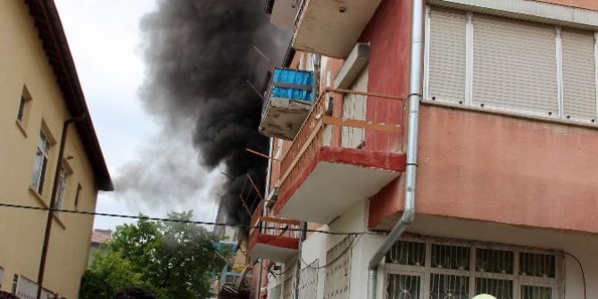 Dumanların Sardığı Apartmandan Can Havliyle Çıktılar