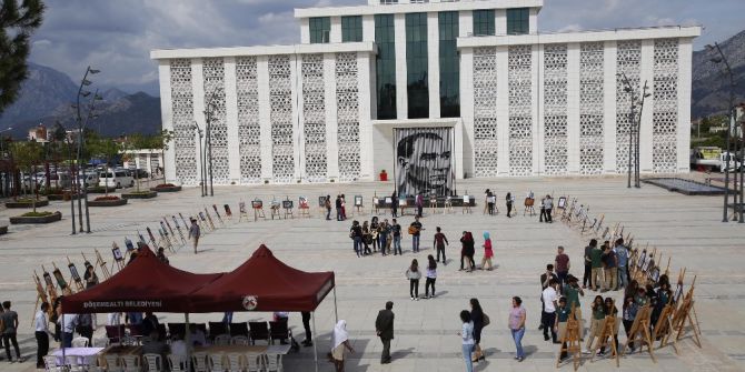 Döşemealtı Kent Meydanında Resim Sergisi