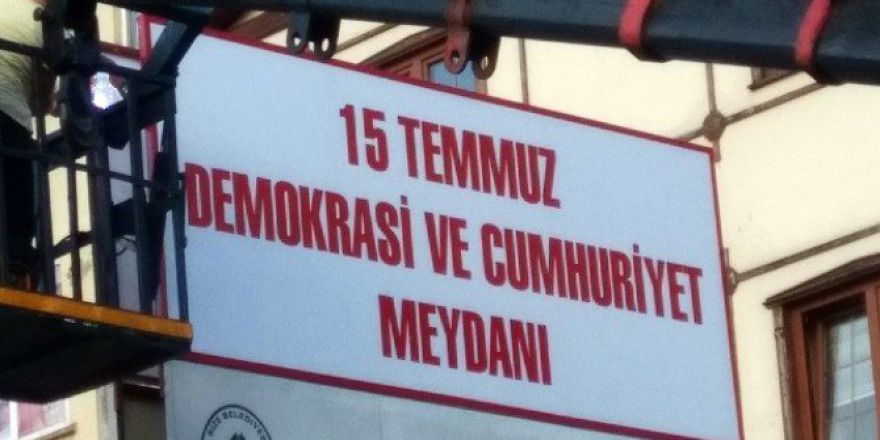 Meydana ’Demokrasi Ve Cumhuriyet Meydanı’ Tabelası Asıldı