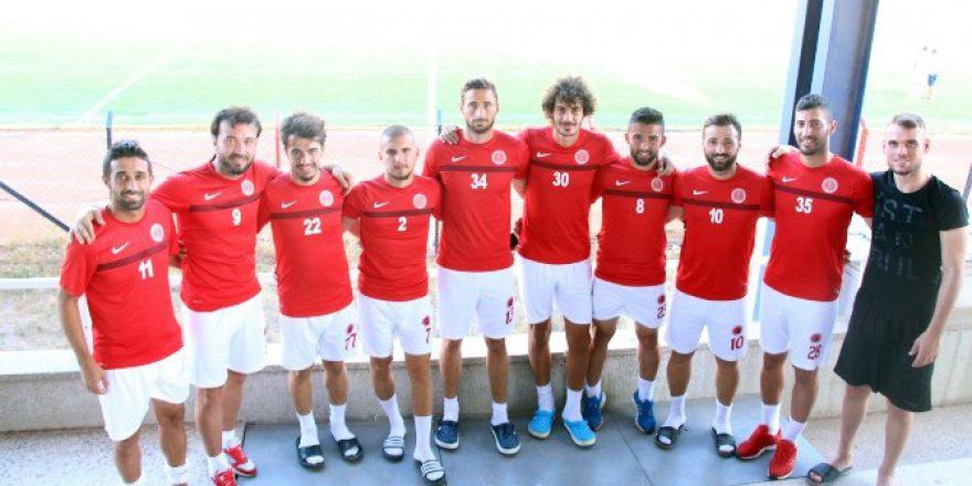 Bergama Belediyespor, 18 Futbolcuyu Renklerine Bağladı