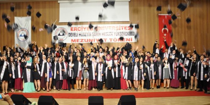 Develi Hüseyin Şahin Meslek Yüksekokulu 10’uncu Dönem Mezunlarını Verdi