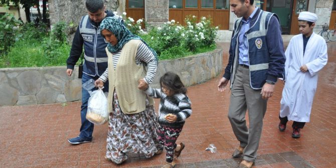 Dilencinin Çocuğuna Polis Şefkati