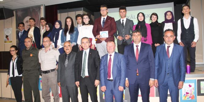 Tosya Cumhuriyet Anadolu Lisesinden Eşkali Aşk İsimli Şiir Dinletisi