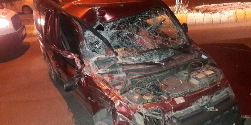 Hafif Ticari Araç Park Halindeki Kamyonete Çarptı