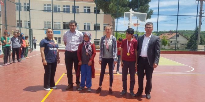 Pazarlar’da Badminton Turnuvası