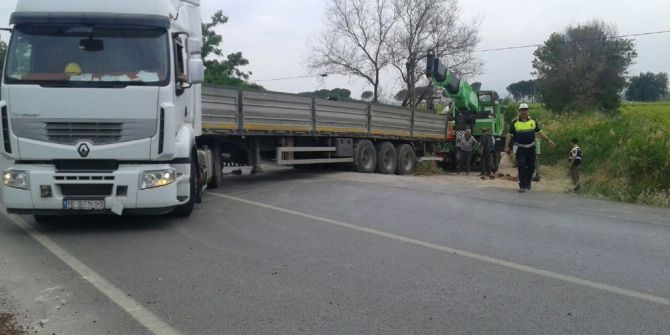 Kantardan Kaçan Tır Yan Yatınca Trafik Felç Oldu