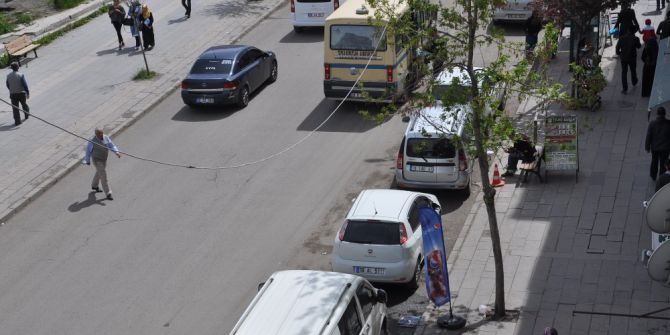 Kars’ta Gelişi Güzel Park Edilen Araçlar Sorun Olmaya Devam Ediyor