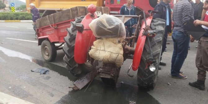Kamyonla Çarpışan Traktör İkiyi Bölündü
