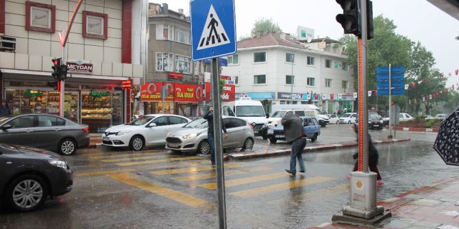 Afyonkarahisar’da Aniden Bastıran Yağmur Hayatı Olumsuz Etkiledi