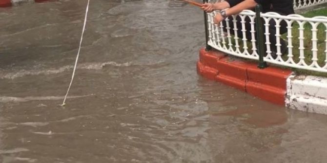 ‘Yeşilyol Barajındayız Rastgele Dostlar’ Dedi Oltasını En İşlek Caddeye Attı