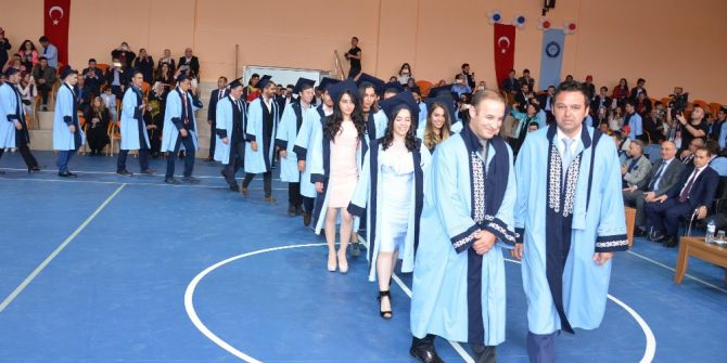 Gazili Öğrencilerin Mezuniyet Sevinci