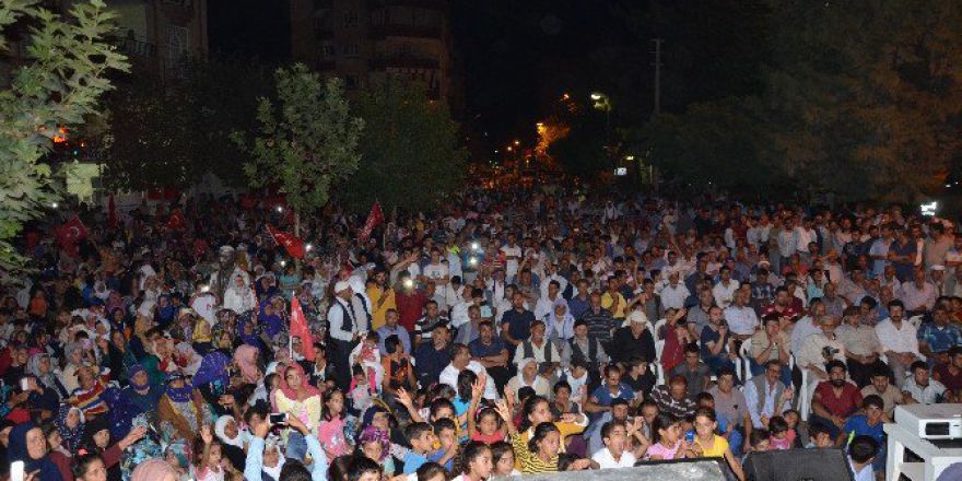 Meydanlarda ’Demokrasi Nöbeti’ Devam Ediyor