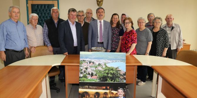 Makedonya Göçmenlerinden Başkan Şirin’e Sürpriz Hediye