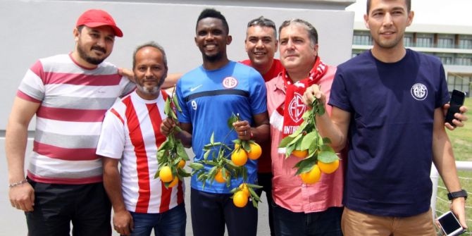 Eto’o’ya Finike Portakalı İkramı