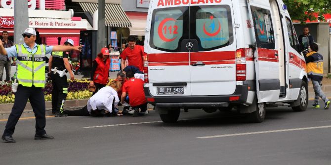 Karşıdan Karşıya Geçen Kadına Araba Çarptı