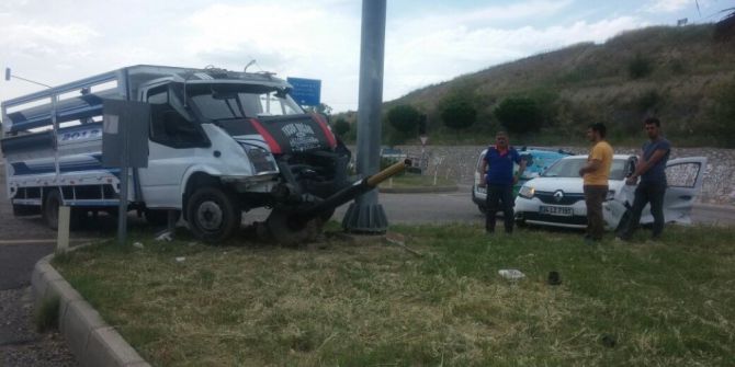 Kamyonet İle Otomobil Çarpıştı: 2 Yaralı