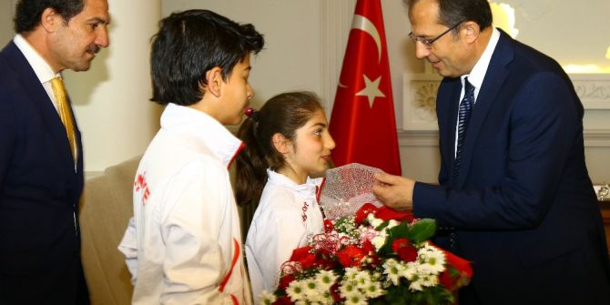 Vali Taşyapan, Başarılı Sporcuları Ödüllendirdi