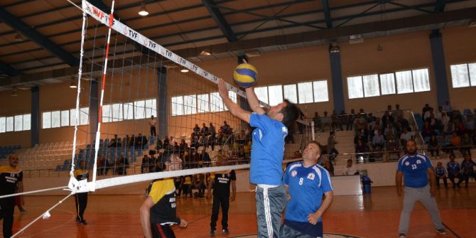 Voleybol Turnuvasının Şampiyonu Mesude-erol Memioğlu Mesleki Ve Teknik Anadolu Lisesi