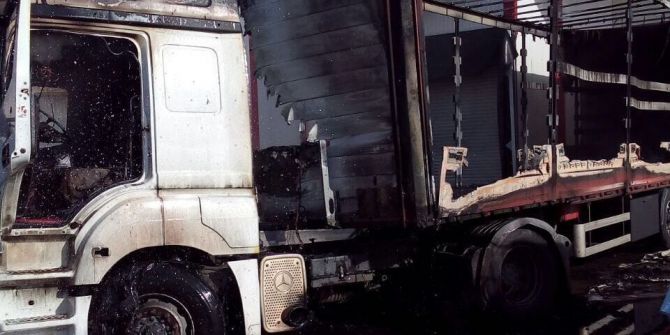 Plastik Tabak Yüklü Tır Kül Oldu