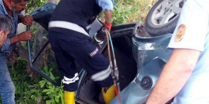 Araçta Sıkışan Sürücüyü İtfaiye Kurtardı