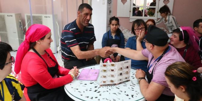 İçerde’nin “Minik”inden Zahir Kafe’ye Ziyaret