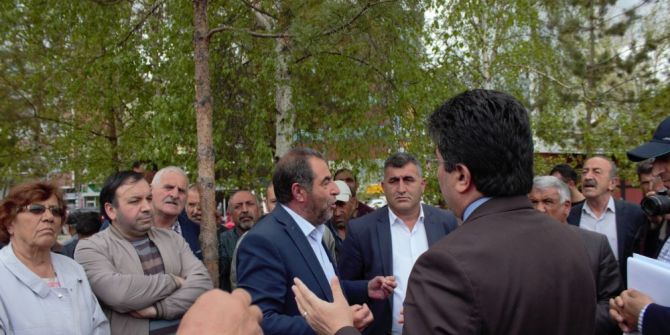 Ağaç Sökümüne Tepki Gösteren Chp’liler Oturma Eylemi Başlattı