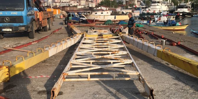 Demir Yığını Altında Kalan İşçi Yaralandı