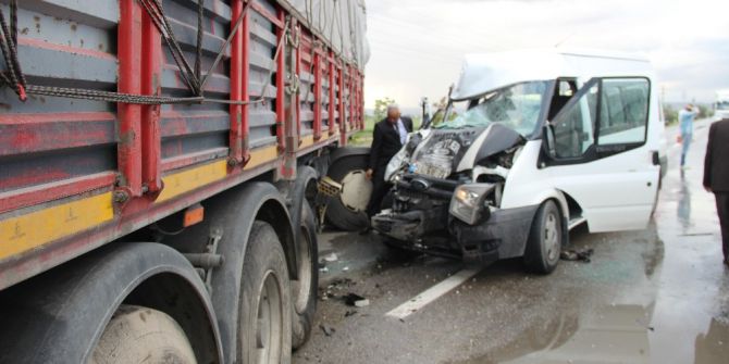 Kontrolden Çıkan Tır Karşı Şeride Geçerek Minibüse Çarptı: 11 Yaralı