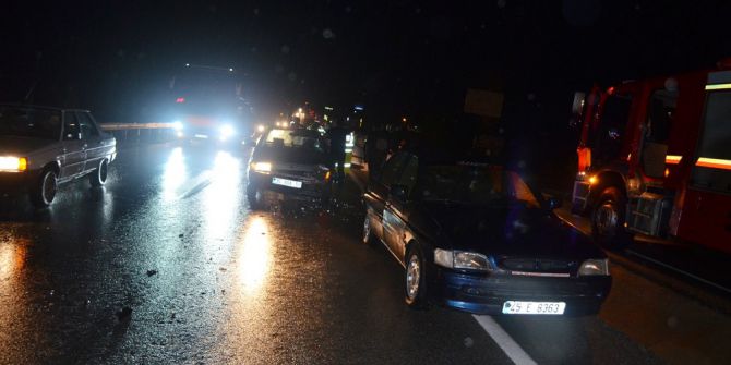 3 Aracın Karıştığı Kazada Maddi Hasar Oluştu