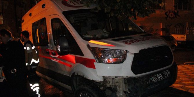 Elazığ’da Ambulans İle Otomobil Çarpıştı: 2 Yaralı