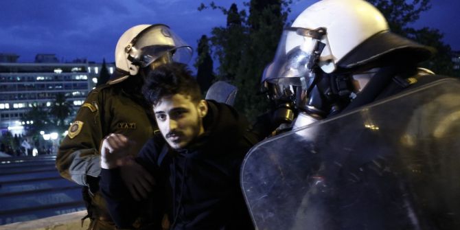 Yunanistan’da Binlerce Gösterici Parlamento Önünde Toplandı