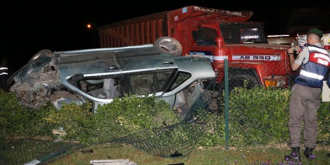 Otomobil Kamyona Çarptı: 1’i Ağır 5 Yaralı