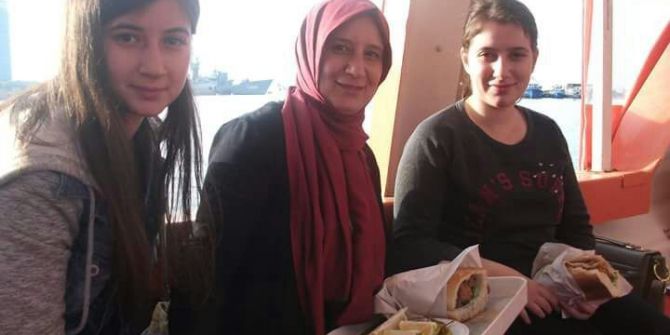 Anne Ve Kızları Üniversitede