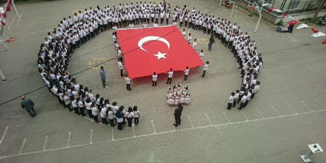 Yüzlerce Öğrencinin Ay-yıldızlı İstiklal Marşı Coşkusu